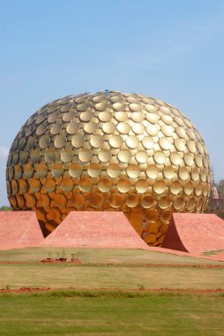 Matrimandir Meditasyon Merkezi altın metalik küre, Auroville, Viluppuram, Pondicherry şimdi Puducherry Union Bölgesi, Hindistan 