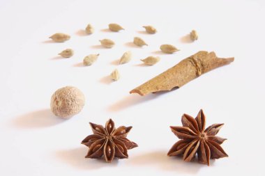 Baharatlar, kakule podları Elaichi Elettaria kakule Cassia Jungli Dalchini Cinnamomum cassia Nutmeg Jaiphal Myristica parfüm yıldızı Anise Anasphal Illicium verum 