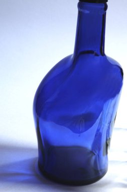 Kavram, beyaz arka planda cam şişe kadın şekli