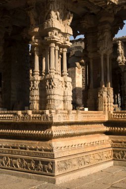 Hampi, Karnataka, Hindistan 'daki Vitthala Tapınağı' nda Müzikal Sütunlar