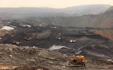 Jharsuguda Orissa Hindistan 'da Mahanadi Kömür Sahalarının açık kömür madenleri.
