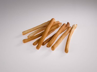 Gri arkaplanda bisküviler var. 