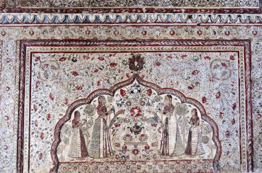 Raja Mahal Khajuraho Madhya Pradesh 'in duvarında Orchha resimleri var. 