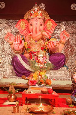 Hint festivali Ganesh Chaturthi Ganpati fil heykelini kutluyor. Bombay Mumbai, Maharashtra, Hindistan 