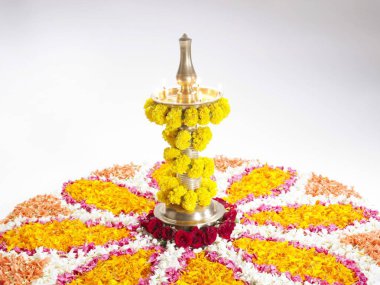 Onam Kerala festivali, Diya 'da beyaz arka planda yalnız çiçekler