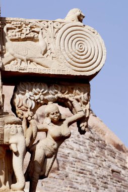 Sanchi, Bhopal, Madhya Pradesh, Hindistan 'daki en eski Budist mimari yapısının doğu kapısı veya maha stupa torna no 1