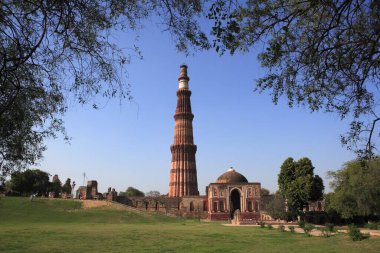 Kutub Minar ve Alai Darwaza 1311 kırmızı kumtaşı kulesinde, Indo _ Müslüman sanatı, Delhi sultanlığı, Delhi, Hindistan UNESCO Dünya Mirası Sitesi 'nde inşa edildi.