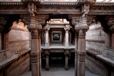 Adalaj step kuyusu ya da vav 1499 yılında Ahmedabad, Gujarat, Hindistan Kraliçesi Radhabai tarafından inşa edilmiştir. 