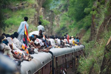 Trenin çatısında oturan insanlar, Rajasthan, Hindistan
