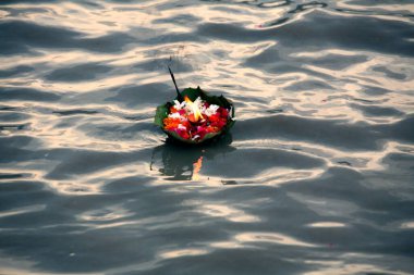 Ganga nehri, Rishikesh, Uttaranchal, Hindistan 'da agarbatti ve diya çiçeklerinin kutsal sunumu 