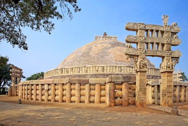 Stupa 1 ile güney kapısı, Sanchi Bhopal yakınlarında, Madhya Pradesh, Hindistan  