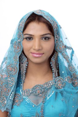 Mavi elbiseli Hintli kadının portresi. 