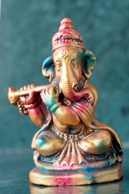 Lord Ganesha ganpati alçı Idol rengarenk bir şekilde oturmuş Shehnai Hint müziği enstrümanı çalıyor.
