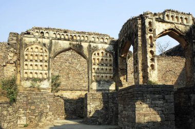 Muhammed Quli Kutub Şah tarafından inşa edilen Golconda Kalesi 16. yüzyılda yıkılmış duvarların manzarası, Hyderabad, Andhra Pradesh, Hindistan
