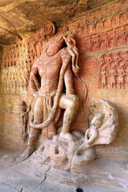 Mağara, canlı gupta tapınaklarından 5 km uzaklıktaki kumtaşı tepesine kesiliyor. Vishnu 'nun yaban domuzu enkarnasyonunu gösteriyor. Üzerinde tanrılar, Udaygiri, Bhopal, Madhya Pradesh, Hindistan 