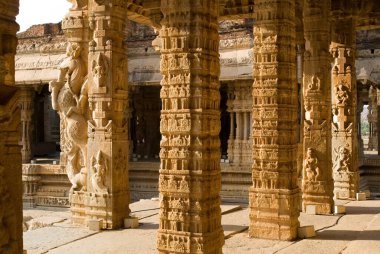 Kalyana Mandap, Vittala Temple, Hampi, Karnataka, Hindistan 'daki karmaşık yontulmuş monolitik sütunların manzarası 