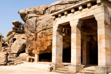 Udayagiri Mağarası. İmparator Kharavela 'nın Hatigumppha, Bhubaneswar, Orissa, Hindistan' daki ünlü yazıtları. 