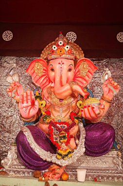 Hint festivali Ganesh Chaturthi Ganpati fil heykelini kutluyor. Bombay Mumbai, Maharashtra, Hindistan 