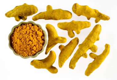 Zerdeçal kök ve beyaz arka plan üzerinde izole toz 