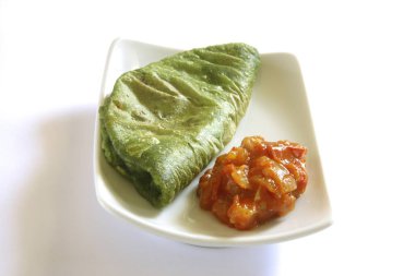 Hint mutfağı, çıtır çıtır Palak Ispanak Puri domatesli Masala Bhaji veya Sabzi beyaz arka planda servis edilen tabakta servis edilir.