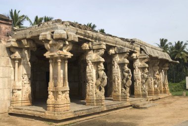Hampi, Karnataka, Hindistan 'daki Chandikesvara tapınağındaki Yalis Sarayı. 