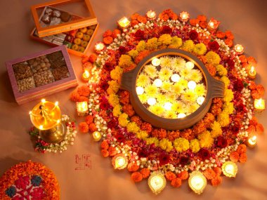 Diwali Işık Festivali için Diyas ve çiçek düzenlemesi