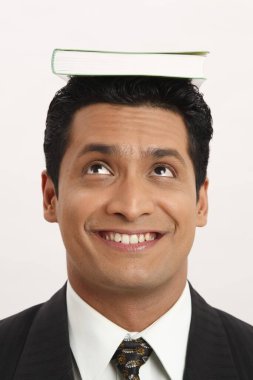 İşadamı, beyaz stüdyo geçmişinden izole edilmiş bir şekilde yukarılara bakmaya çalışıyordu.