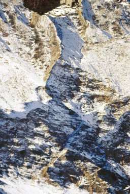 Milam köyü, Himalayalar tepesinde taze kar ve Uttaranchal, Hindistan 'da küçük bir kulübe.
