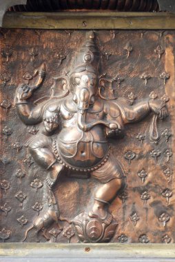 Dans eden Lord Ganesha Ganpati heykeli Brihadeshwara Tapınağı, Thanjavur, Tamil Nadu, Hindistan UNESCO Dünya Mirası 'nda bakır metaller üzerinde çalışıyor.