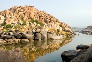 Tungabadhra Nehri ve sabahları güzel kayalar, Karnataka, Hindistan 