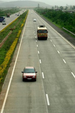 Mumbai Pune otoyolunda hız yapan araçlar, Malavli, Lonavala, Maharashtra, Hindistan