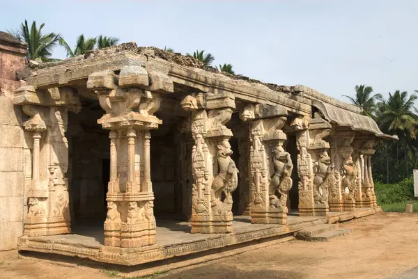 Hampi, Karnataka, Hindistan 'daki Chandikesvara tapınağındaki Yalis Sarayı. 