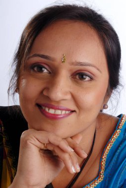 Gülen Güney Asyalı kadının yakın çekimleri.