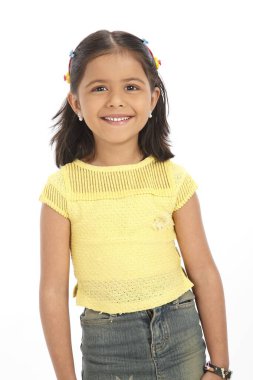 Beyaz stüdyo arka planında izole edilmiş şirin Hintli kız portresi.