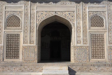 Itimad _ ud _ Daula 'nın beyaz mermerden yapılmış mozolesi, Agra, Uttar Pradesh, Hindistan