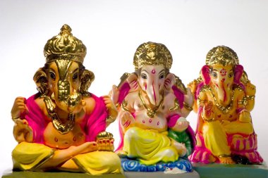 Ganesh Chaturthi Fili 'nin kutlaması. Beyaz arka planda bir kil İdoller. 