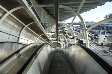 İtalya 'daki T3 Roma Havaalanı' nda yürüyen merdiven. 