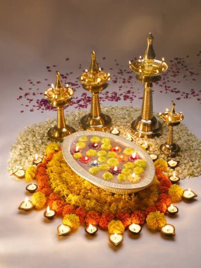 Diyas petrol lambaları ve çiçek düzenlemeleri diwali festivali için; Hindistan