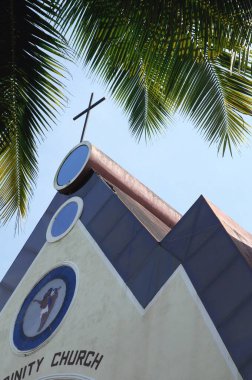 Üzerinde Kutsal Üçleme Kilisesi olan kilise Benaulim Goa Maharashtra Hindistan 'da Eylül 2010 