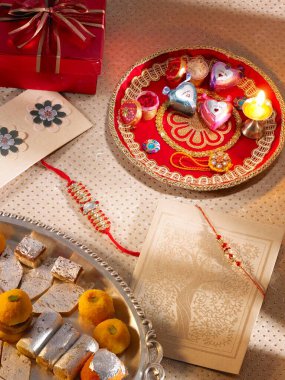Rakhis çikolataları ve Rakshabandhan festivali için hediye paketi.