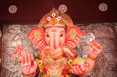 Hint festivali Ganesh Chaturthi Ganpati fil heykelini kutluyor. Bombay Mumbai, Maharashtra, Hindistan 