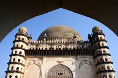 Gol Gumbaz kemer boyunca, Bijapur, Karnataka, Hindistan 