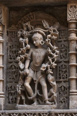 Miras mimarisinde duvara oyulmuş heykeller, Step well Rani ni Vava, Patan, Gujarat, Hindistan 