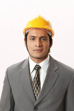 Sarı kask takan bir iş adamı. 