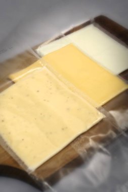 Yiyecek, peynir dilimleri plastik torbaya doldurulmuş.