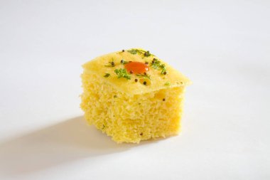 Hint mutfağı, fast food Dhokla beyaz arka planda domates ketçaplı servis edilir.