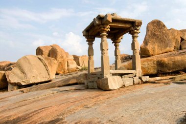 Hemakuta tepesindeki Hampi harabeleri, Karnataka, Hindistan 