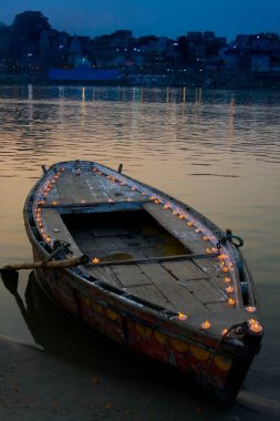 Dev diwali festivali için nehirdeki Diyas teknesi, Varanasi, Uttar Pradesh, Hindistan 