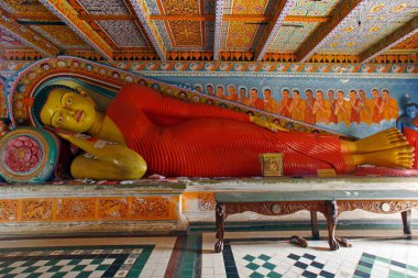 Dünya mirası alanında Buda 'nın devasa yassı heykeli, kutsal şehir Anuradhapura, Isurumuniya Vihare, Sri Lanka