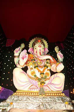Hint festivali Ganesh Chaturthi Ganpati fil heykelini kutluyor. Bombay Mumbai, Maharashtra, Hindistan 